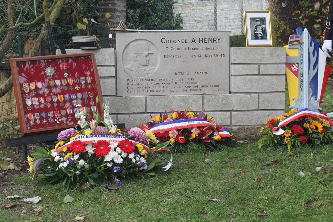 Monument du Colonel Adrien Henry avec ses décorations et l'insigne de la 118e promotion