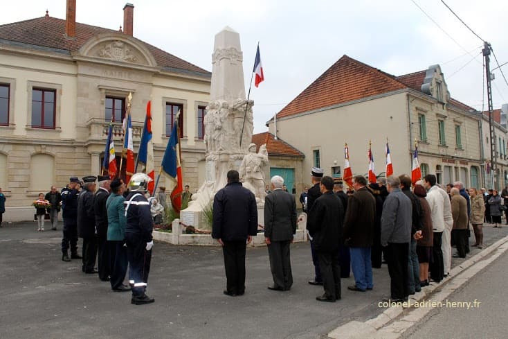 Cérémonie au monument aux morts de Lacroix-sur-Meuse