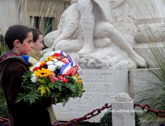 Bastien Grunenwald et Mathias Paoli portant les gerbes de fleurs