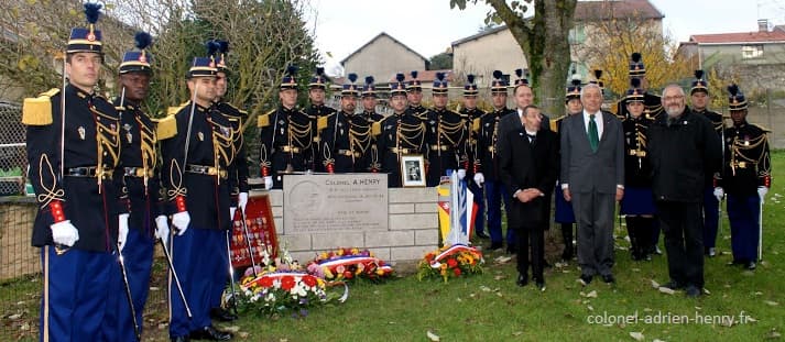 Délégation de la 118e promotion EOGN devant le monument