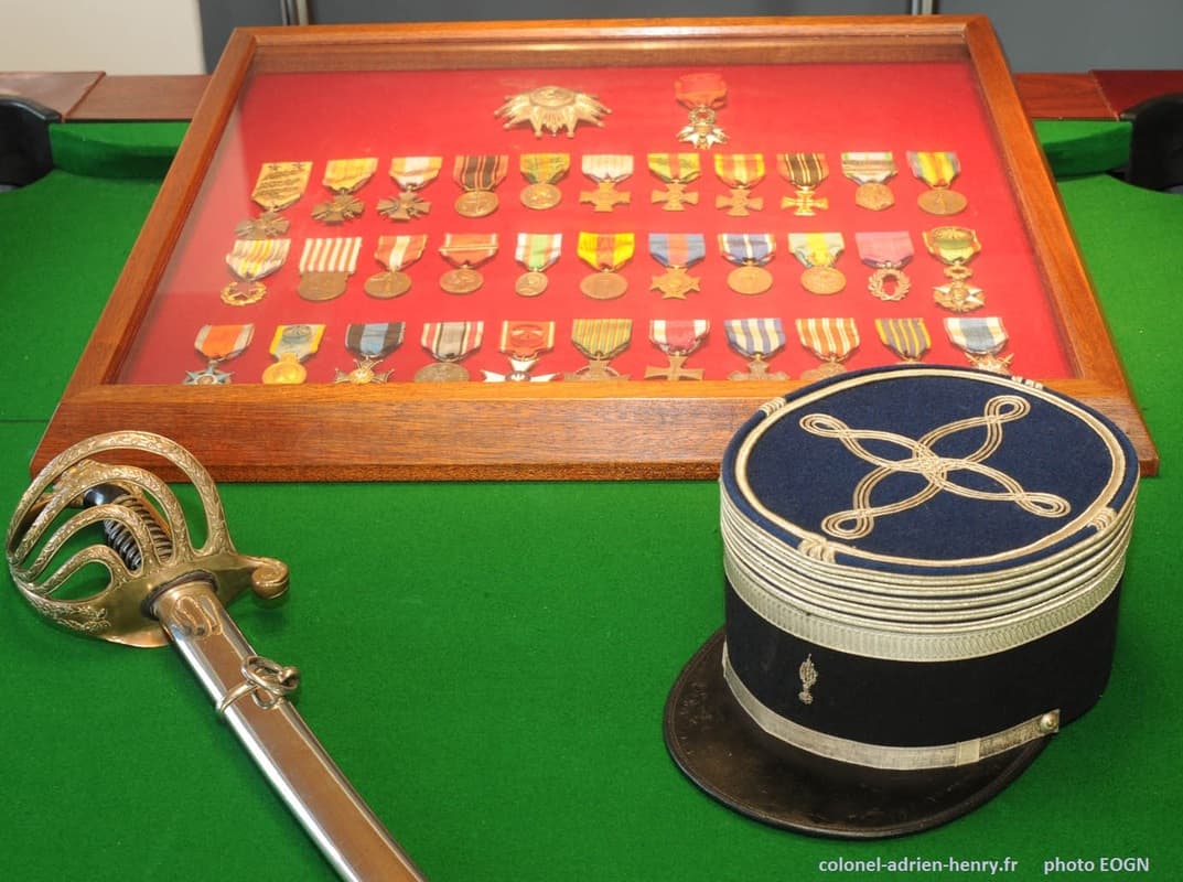 Décorations, sabre et képi au musée de la Gendarmerie à Melun