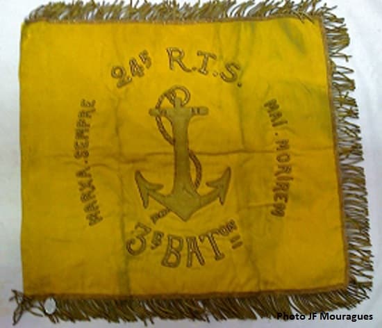 Fanion jaune du 3e bataillon du 24e RTS avec ancre coloniale