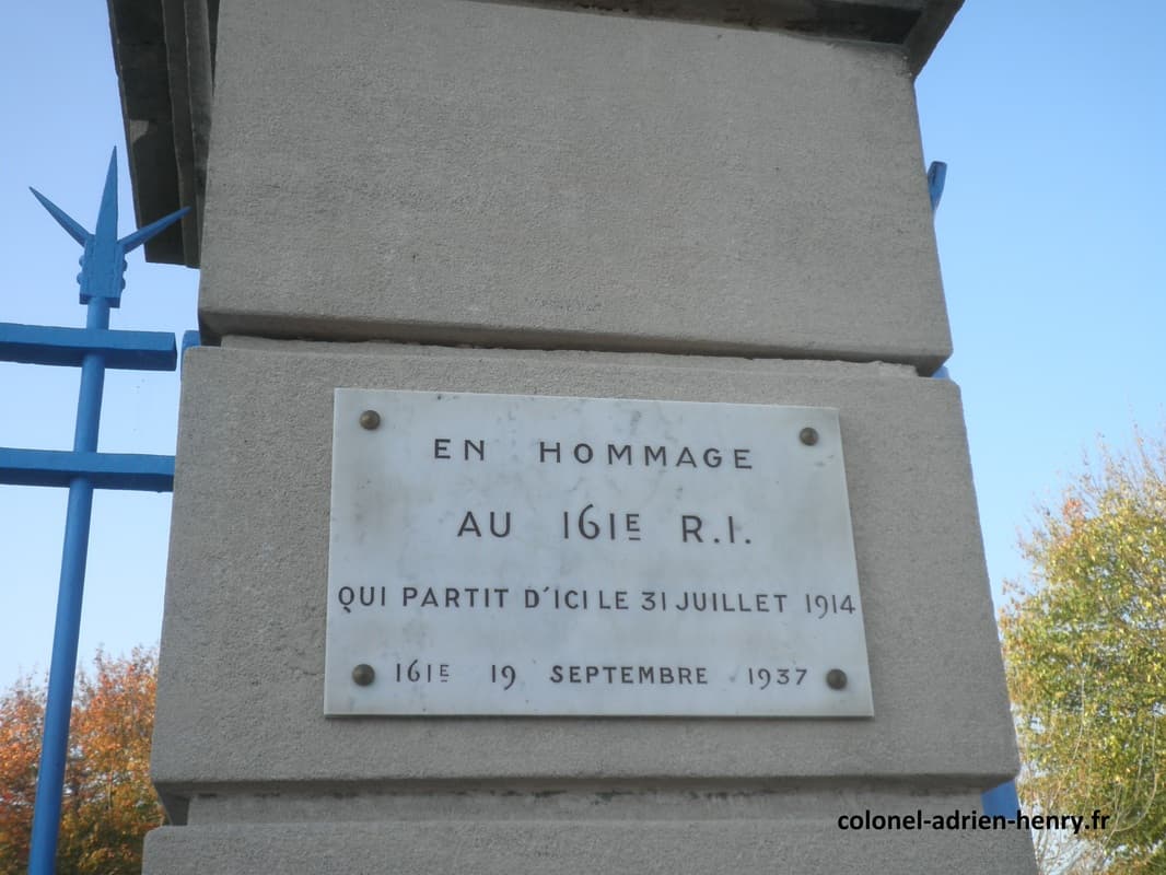 Plaque commémorative à l'entrée de la caserne