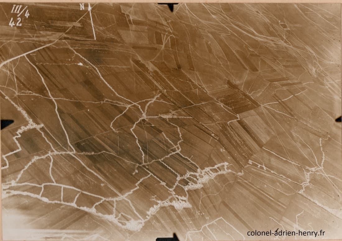 Photographie aérienne de reconnaissance du champ de bataille