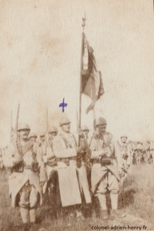 Adrien Henry portant le drapeau du 161e RI