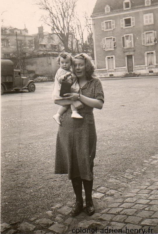 Dans la cour de la caserne de gendarmerie, février 1941