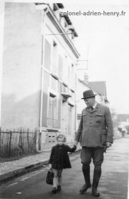 Le colonel Henry avec sa petite-fille à Pâques 1944