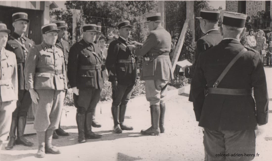 Décoration de gendarmes après la reddition allemande