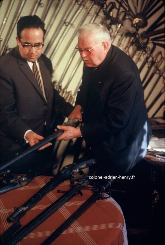 Présentant sa collection d'armes à un journaliste de l'ORTF