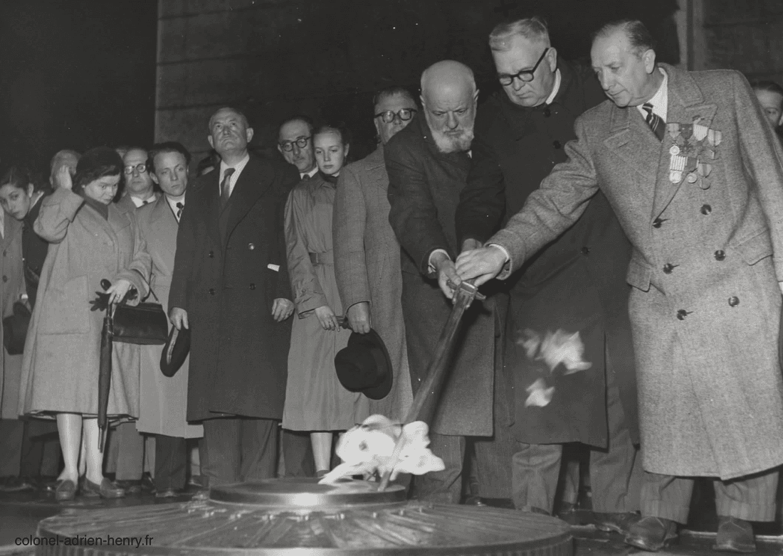 Ravivant la flamme de l'Arc de Triomphe en 1952