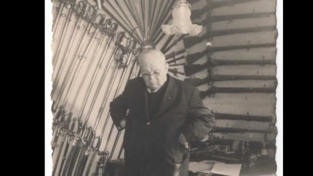 Sa collection d'armes (Mlle Renée Vuillaume)