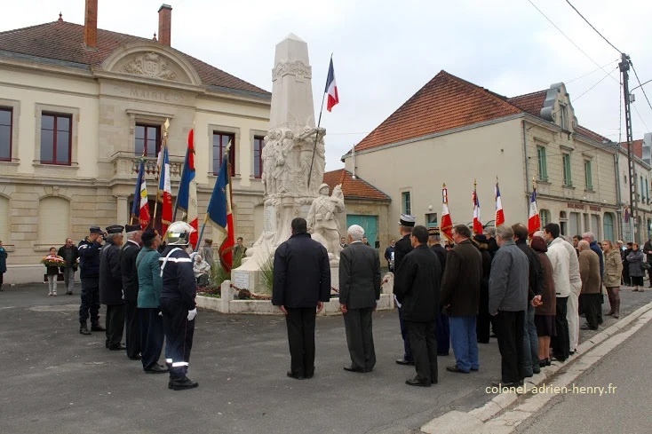 Cérémonie au monument aux morts de Lacroix-sur-Meuse