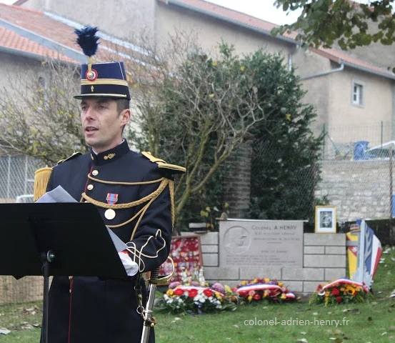 Officier de la 118e promotion EOGN devant le monument
