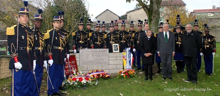 Délégation de la 118e promotion EOGN devant le monument