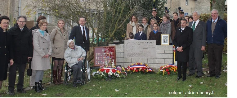 Famille et amis devant le monument du Colonel Adrien Henry