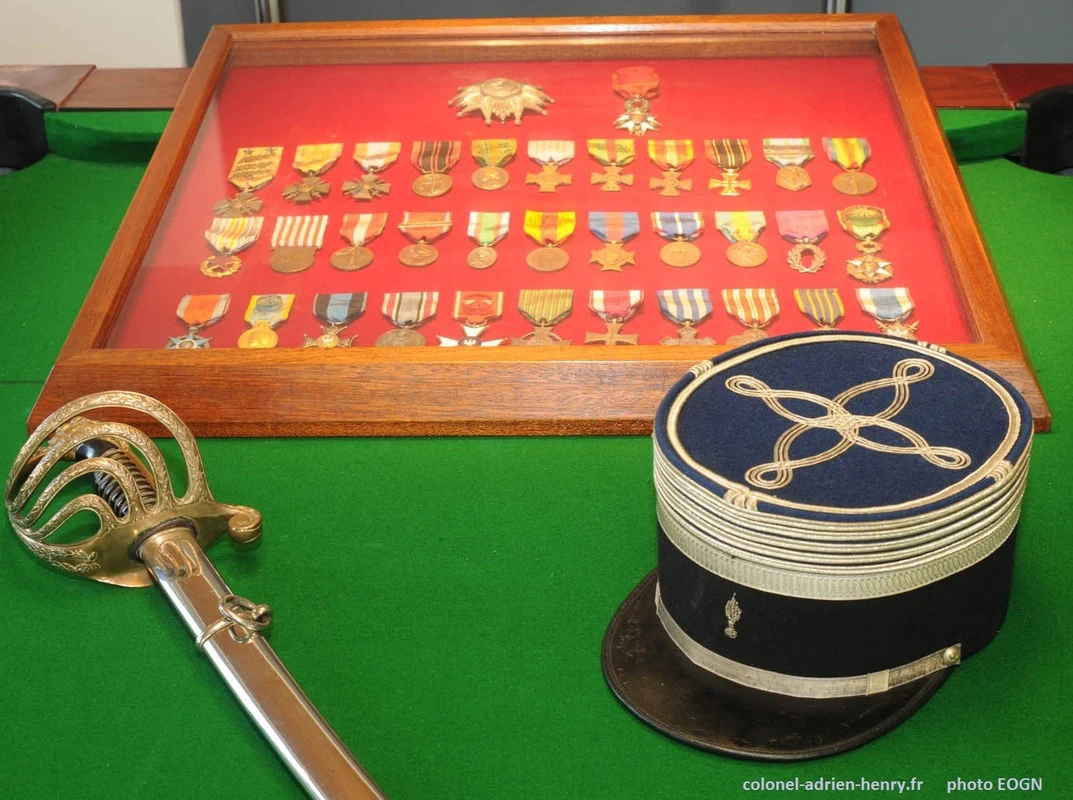 Décorations, sabre et képi au musée de la Gendarmerie à Melun