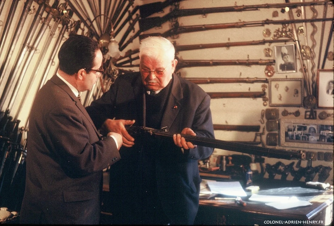 Le colonel Henry présentant sa collection d'armes