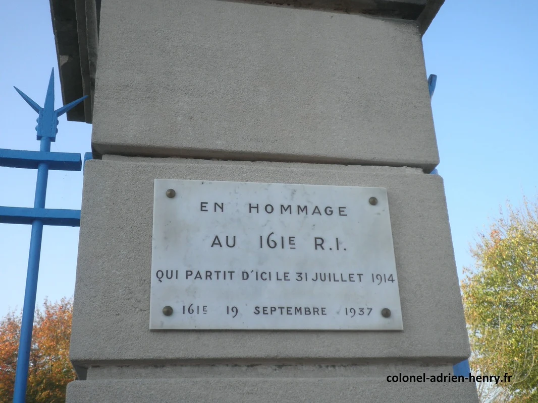 Plaque commémorative à l'entrée de la caserne