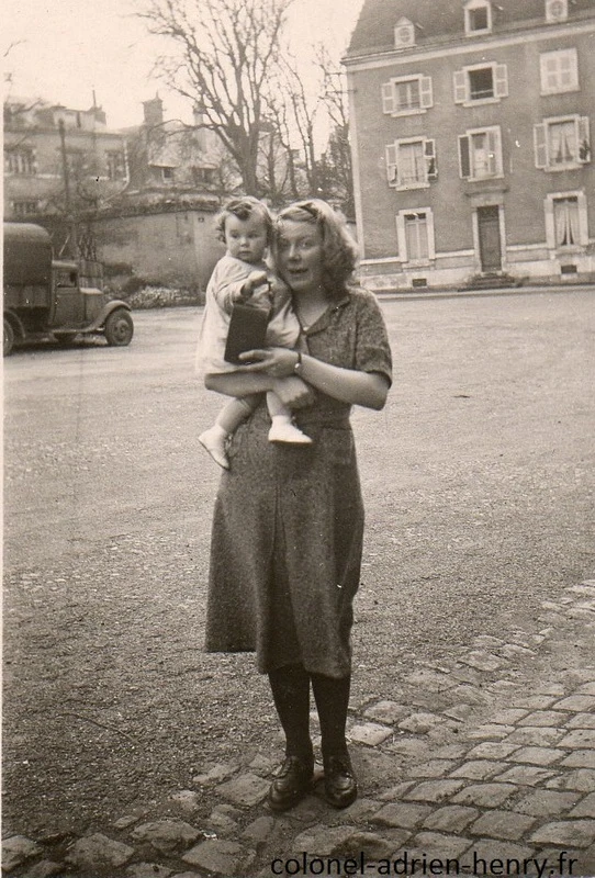 Dans la cour de la caserne de gendarmerie, février 1941