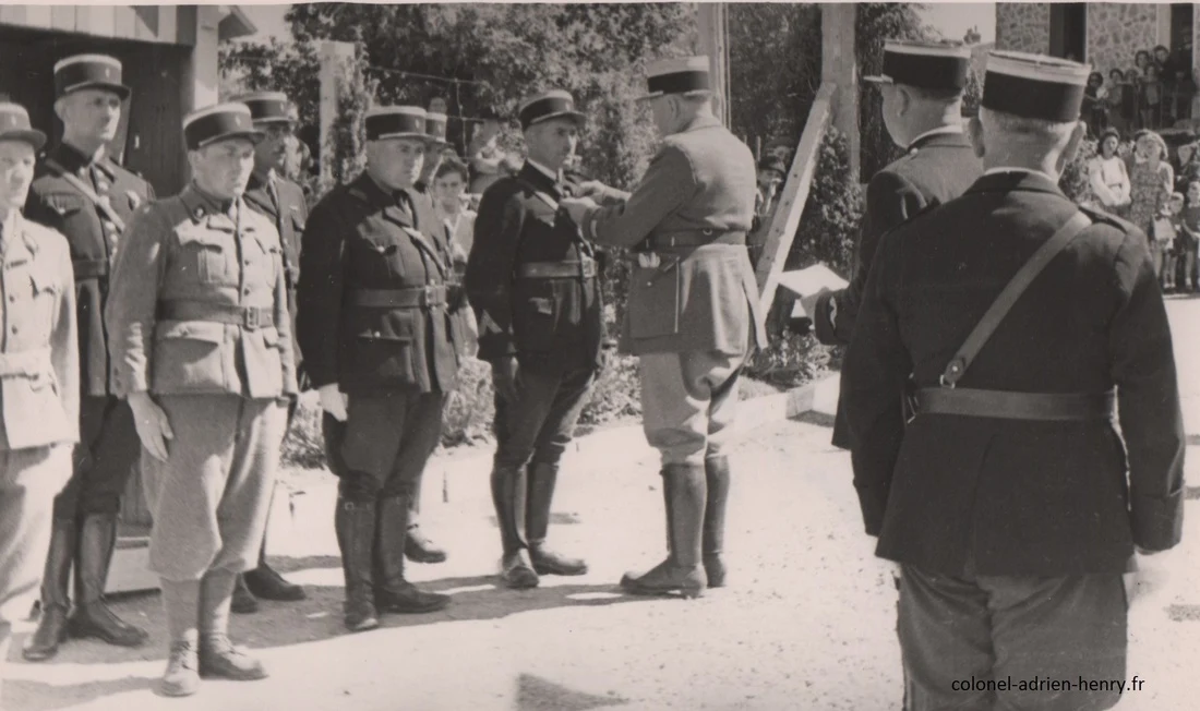 Décoration de gendarmes après la reddition allemande