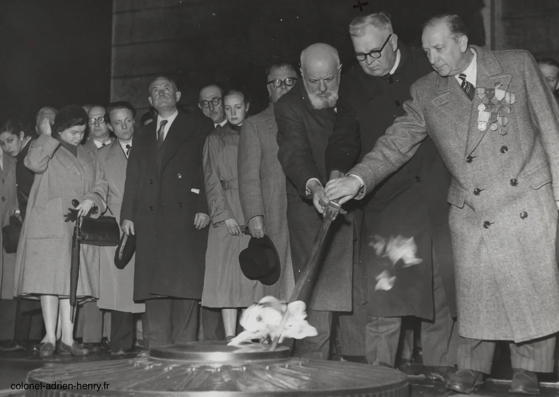 Ravivant la flamme de l'Arc de Triomphe en 1952